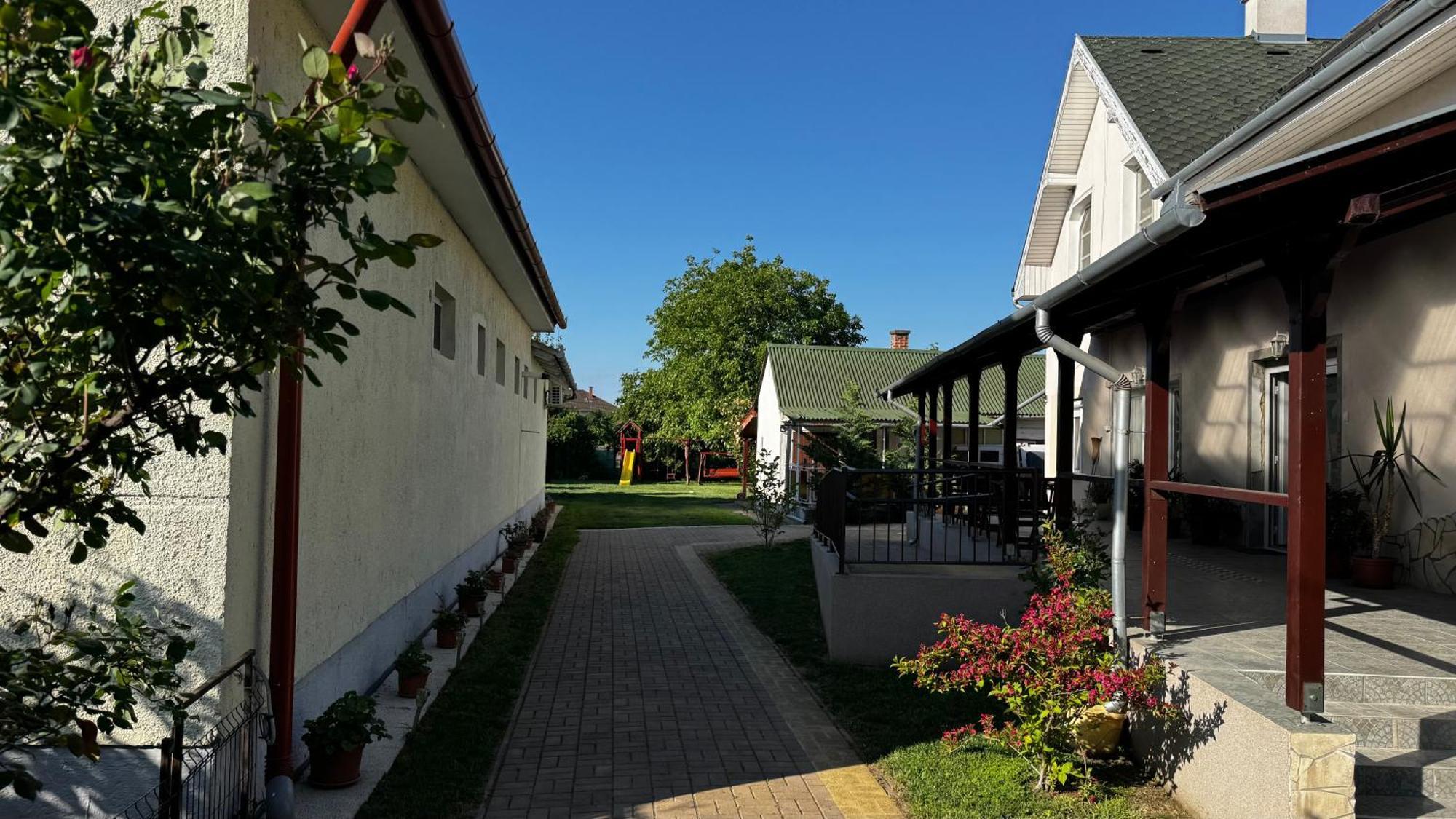 Berta Panzio Bed & Breakfast Hajduszoboszlo Luaran gambar